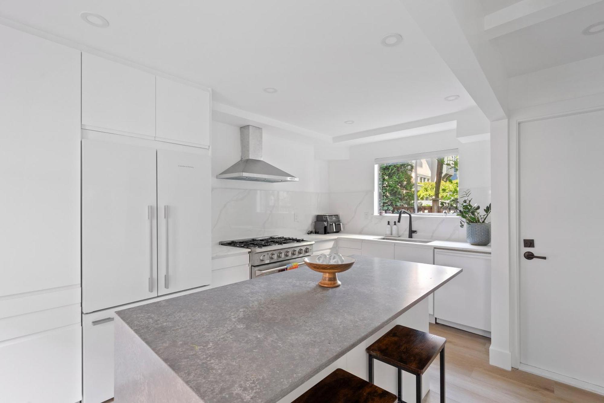 Modern Kitsilano 2 Bedroom With A Hot Tub Casa de férias *
